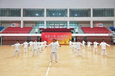 我县举办老年人健身气功八段锦展示活动