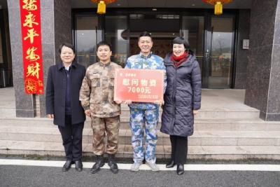 李伦华、邓红静节前慰问驻军官兵和消防指战员