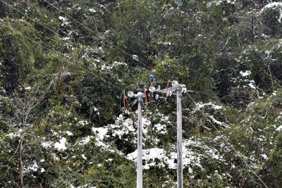 五峰供电公司：冰天雪地抢修忙 只为尽快复光明