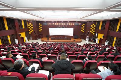李伦华为全县村（社区）干部讲授新年第一课