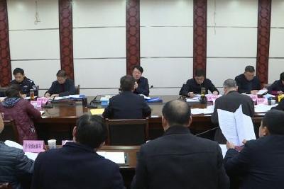 县人民政府第三次常务会议召开