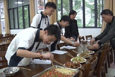 县高级中学：食堂饭菜香不香 “干饭人”说了算