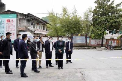 渔洋关镇钟岭路19处违建同时集中拆除