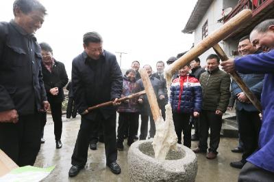 总书记和人民心贴心 | “糍粑越打越黏，生活越来越甜”