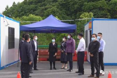张琼调研五峰疫情防控工作强调 坚持不懈守牢守好一方“山门”