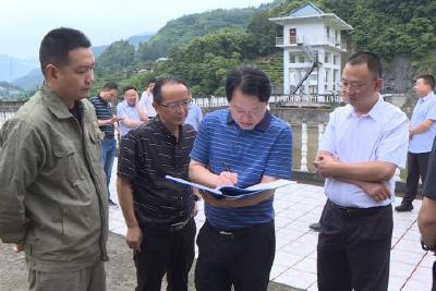 巩固成果、落实政策、谋求发展！邓红静开展下基层察民情解民忧暖民心实践活动