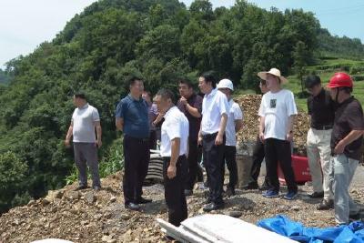 邓红静带队现场办公 推进重点项目建设