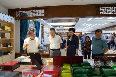 伍家岗区人大常委会来我县调研“一茶两中”产业发展情况