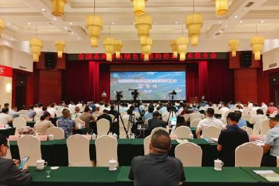 专家客商共聚五峰 推广茶树病虫绿色防治