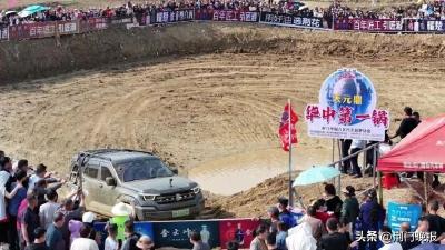 2.4亿人次网上浏览， 7.5万游客现场围观！泥巴坑里何能卷起“万重浪”