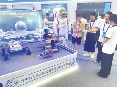数百外宾现场感受中国智慧 希望学生有机会来中国学习