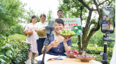 “方寸屏幕”助力农货出山  “云端赋能” 激活乡村振兴——宜都村干部直播惠农51名党支部书记直播带货520万元