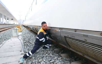 列车“守夜人”——记高铁十堰东站上水吸污工的春运日夜