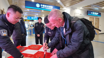 新春走基层 | 鄂州花湖机场见证：边检民警与外国机组共写一张新春福