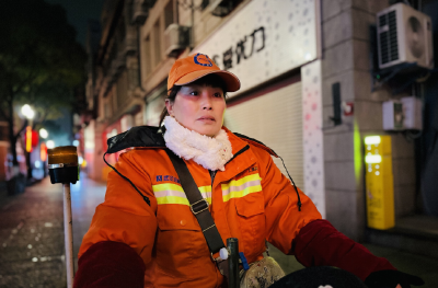 大年初一凌晨4时的江汉路：一群橙色身影晨扫迎接新年