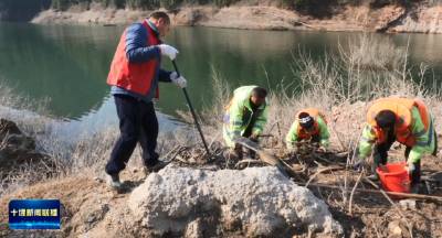 新春走基层丨父子携手清漂 守护生态家园