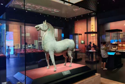 
襄阳“龙马精神”千年解码：从的卢一跃到高铁飞驰，一座古城的奔腾密码