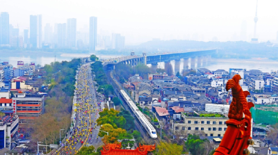 春日汉马，一路奔跑的英雄赞歌