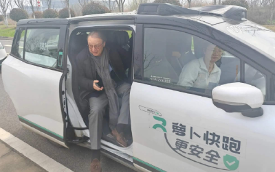 全球第四大车企老总来武汉，专门去坐了萝卜快跑