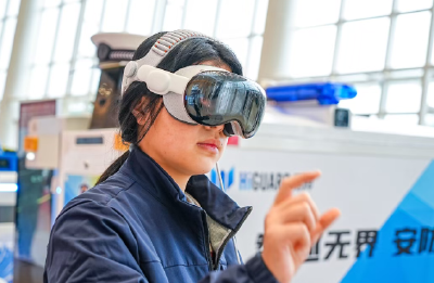 鄂州“新春第一会”科技感爆棚！“赛博舞狮”与机器狗握手点亮会场