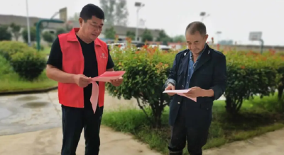 颁奖台上缺席领奖，他躺在距会场6公里外的殡仪馆，500多名村民自发赶来送行