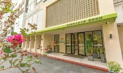 拖着行李箱抵达武汉，没打算再走