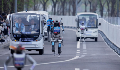 武汉“夜航星”亮相北京人形机器人半马：21公里零摔倒、零失误！