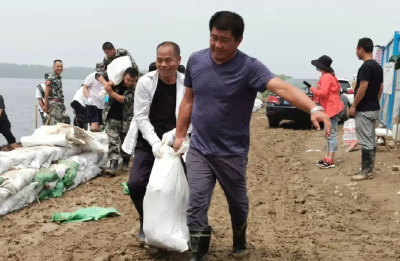 “劲松”矗立在春天