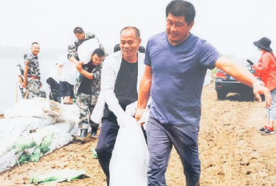 正确政绩观：一颗心、一份情、一条路、一股劲