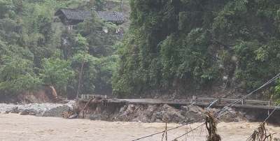 挺进白水河村，记者在暴雨中路遇一位“骑士”