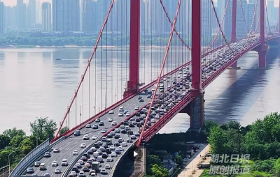 坐高铁奔赴龙虾宴 打飞的只为绿皮车