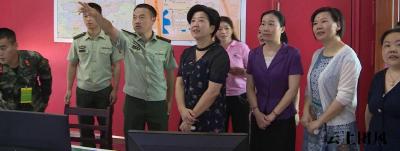 李玲到武警中队 与官兵共渡“八一”
