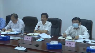 何永红主持召开县政府五届56次常务会议