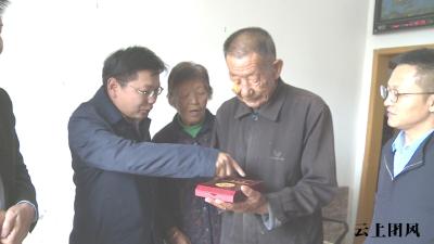 骆明正向抗美援朝战役退役军人颁发纪念章