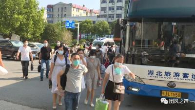 县总医院驰援红安县核酸采样医护队凯旋