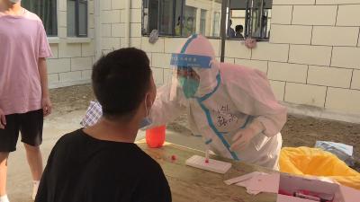 筑牢校园疫情防线 县总医院顺利完成　黄科职院何家湖校区全员核酸检测工作