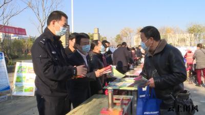 团风县33家单位联合开展“宪法宣传周”集中宣传活动