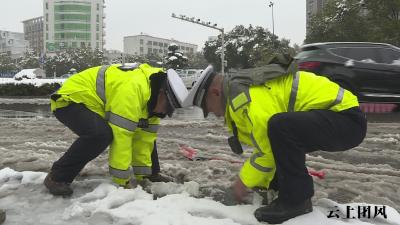 闻雪而动 团风交警全力应对冰雪天气