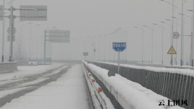 雪中迎来虎年首个工作日 市民尽享雪中乐趣