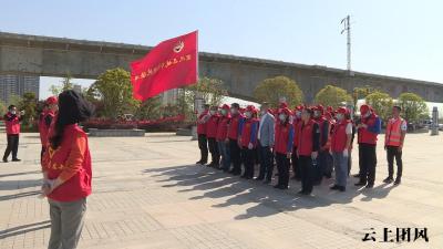 县城市管理执法局：清理一河两岸 守护碧水清波