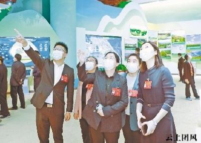 湖北代表团集体参观“奋进新时代”主题成就展 用新的伟大奋斗创造新的伟业