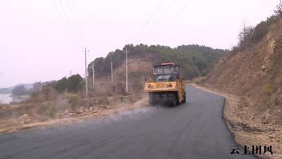  团风:道路“白改黑” 助力乡村振兴