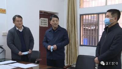 胡凯除夕检查值班值守慰问退役军人、残疾儿童 