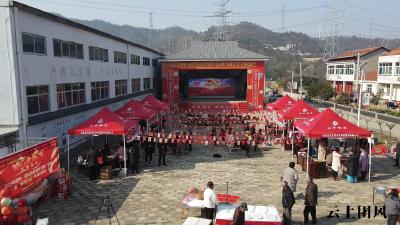 我县举行首届年货推广活动暨“春风行动”专项招聘会
