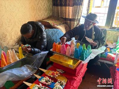 （新春走基层）西藏日喀则非遗酥油花绽放拉萨年货市场 匠心传承带动村民增收致富