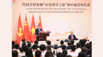 习近平同苏林共同会见中越青年代表