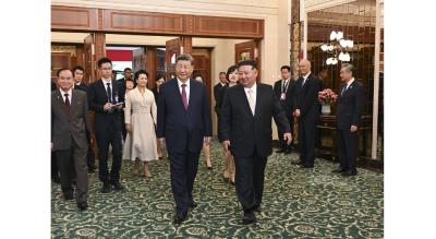 习近平夫妇出席金正恩夫妇举行的小范围午宴