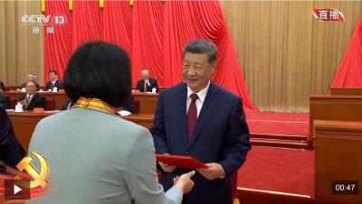 独家视频丨习近平等领导同志为全国优秀共产党员代表颁奖