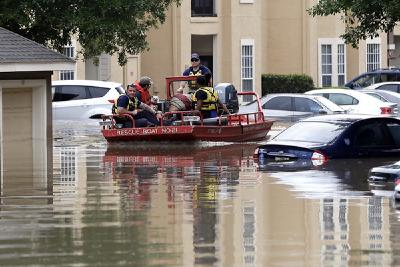 美国德州休斯敦遭洪水围城 近千人被围困  