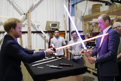 英国威廉和哈里王子访问《星战》片场 舞光剑“拔刀相向”